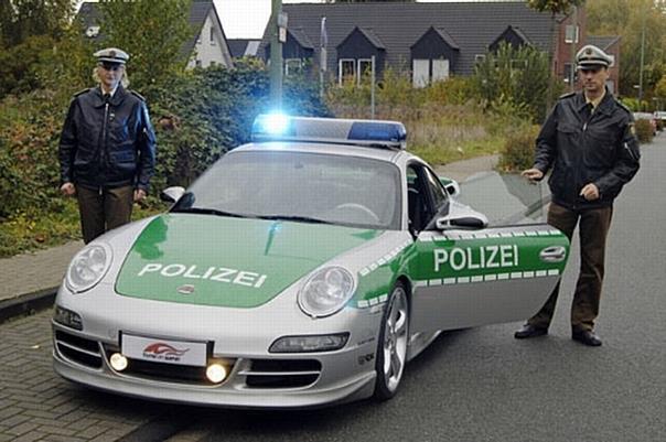 Das TUNE IT! SAFE!-Polizei-Fahrzeug auf Basis Porsche 997, von Tech Art getunt, erreicht mit 370 PS eine Spitze von knapp 300 km/h. Foto: TUNE IT! SAFE!